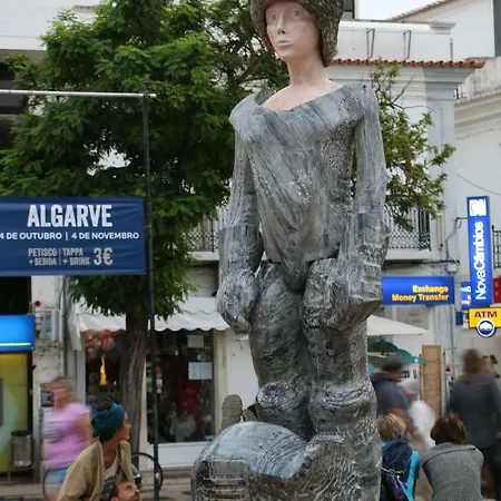 Moradia T2+1 Com Piscina * لاغوس