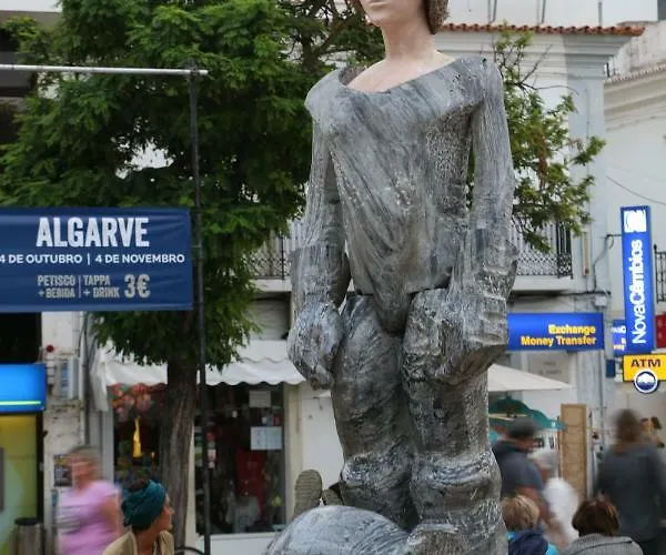 Moradia T2+1 Com Piscina * ラゴス